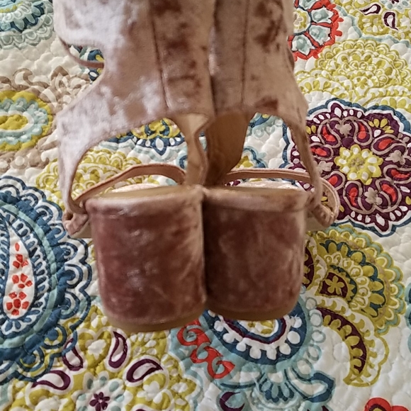 *NEW* Velvet sandals - Picture 6 of 8